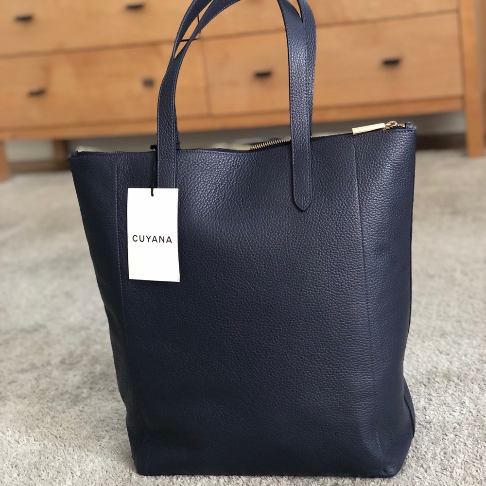 Cuyana Vertical Tote with zipper